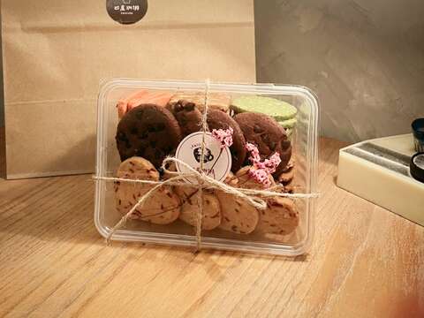 凹屋咖啡推出香氣十足的「菊展限定凹屋手工餅乾盒」(圖片來源：臺北市政府工務局公園路燈工程管理處)