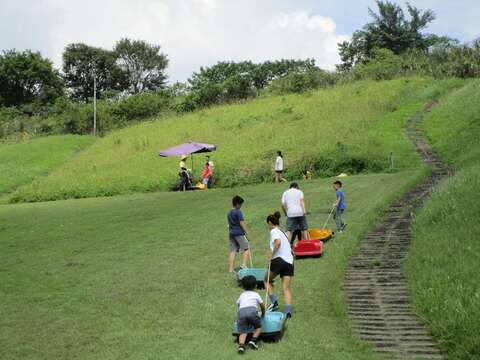 臺北市福德坑環保復育園區的滑草場是假日人氣爆表的景點之一(圖片來源：臺北市政府環境保護局)