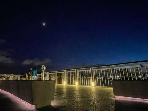 迪化休閒運動公園跨堤景觀平臺夜景(圖片來源：臺北市政府工務局衛生下水道工程處)
