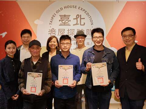 2023臺北古蹟日老房子影像徵件前三名得主合影(右起文化局田瑋副局長、參獎得主趙鈞毅、評選委員陳彥良、首獎得主沈家祥、評審委員黃筠舒、貳獎得主潘丁榮、評審委員蕭國坤、
