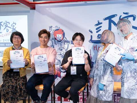 「客家不客家」論壇合照，（左起）與談人 賴惠玲、 講者 鄒宗翰、講者 張簡敏希、講者 賴予喬。（圖片來源：臺北市政府客家事務委員會）