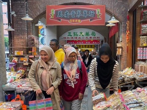 領取禮包的穆斯林團體旅客，走訪台北旅遊人氣景點大稻埕(圖片來源：臺北市政府觀光傳播局)