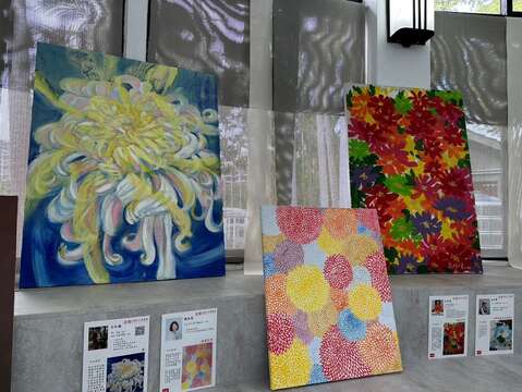 以客家花布、寫實、抽象等不同方式表達菊花之美(圖片來源：臺北市政府工務局公園路燈工程管理處)