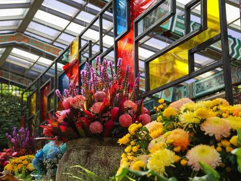 向蒙德里安的作品構成A致敬，以多彩方格搭配染色菊及牡丹菊表現畫作精神(圖片來源：臺北市政府工務局公園路燈工程管理處)