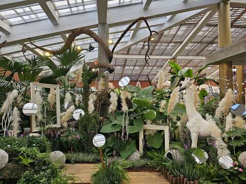 以鏡子、藤蔓、乾燥花等，透過鏡中的花卉倒影，建構浪漫空間(圖片來源：臺北市政府工務局公園路燈工程管理處)