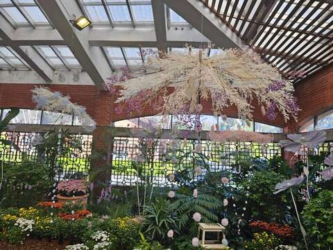 乾燥花妝點的雨傘花四方展開，廢棄傘架環保再利用，生活之美等您創造(圖片來源：臺北市政府工務局公園路燈工程管理處)