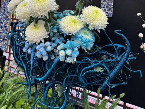 以青花瓷碎表現馬賽克鑲，呈現菊花古典優雅的一面(圖片來源：臺北市政府工務局公園路燈工程管理處)