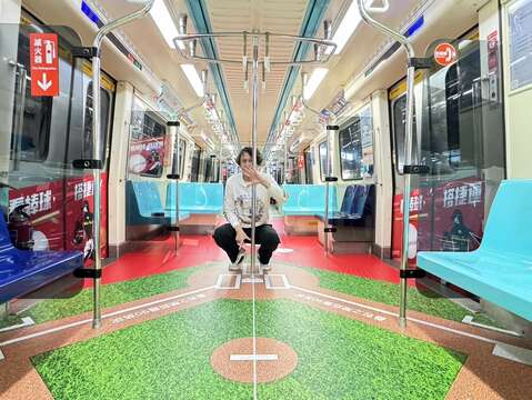 車廂內部變身為棒球場，將投手丘、打擊區設置在此(圖片來源：臺北大眾捷運股份有限公司)