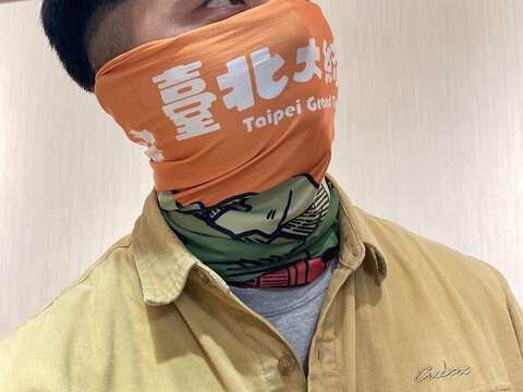 完成認證獎品照(臺北大縱走頭巾)(圖片來源：臺北市政府工務局大地工程處)