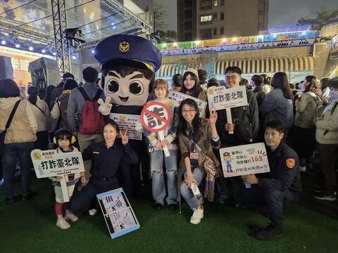 「打詐臺北隊」在現場和民眾合照(圖片來源：臺北市政府警察局犯罪預防科)