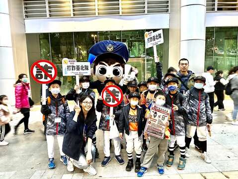 小朋友開心合影(圖片來源：臺北市政府警察局犯罪預防科)
