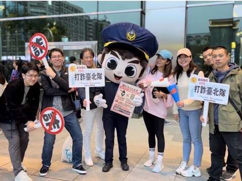 警察大頭娃娃和民眾合照(圖片來源：臺北市政府警察局犯罪預防科)