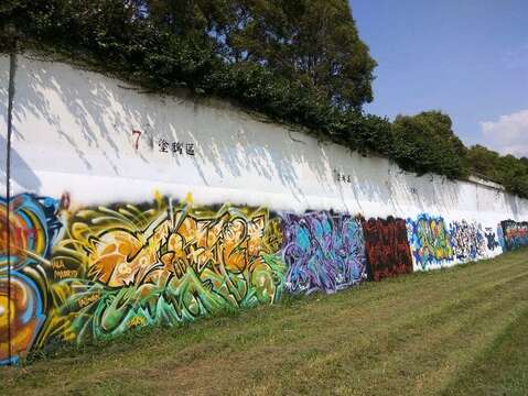 Dedicated graffiti areas in seven Taipei riverside locations have been freshly repainted white. Creative souls are welcome to create graffiti art.