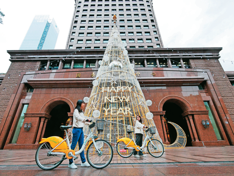 年末騎YouBike漫遊信義區可感受耶誕節慶氣氛。