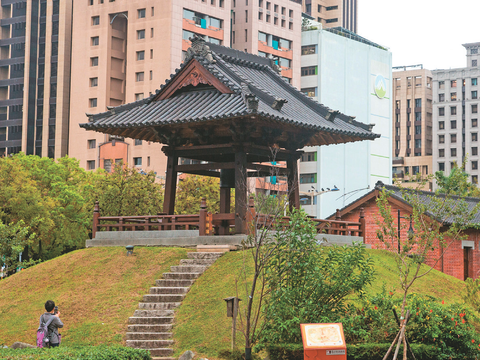 西本願寺廣場的鐘樓及日式建築物,成為鬧區中的休憩場所。(攝影/林煒凱)