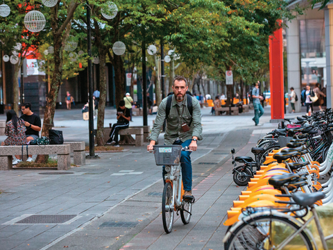 信義商圈不時可見外國朋友騎乘YouBike的身影。(攝影/翁睿坤)
