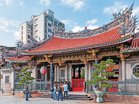 艋舺龍山寺兼具歷史意義及藝術價值，吸引眾多外國旅客前來參訪。