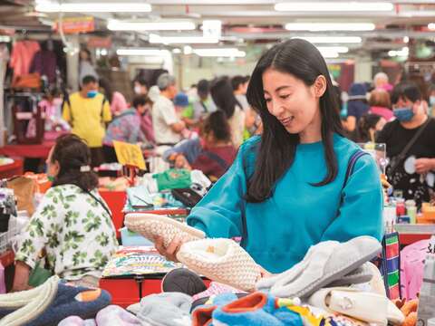 1-4不少顧客和麻梨子一樣，喜歡遊逛永春市場的二手市集，享受尋寶的樂趣。