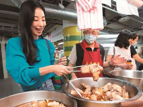 1-2「春和油飯」的麻油雞選用口感扎實的仿土雞，與黑麻油、米酒燉煮後，香氣馥郁。