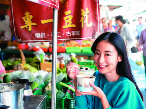 1-1「專一豆花」開業至今累積許多常客，麻梨子也是其中之一。