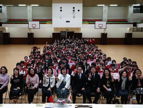 臺日兩校師生合影(圖片來源：臺北市政府教育局)