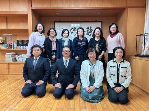 臺日兩校師長於日本文化教室合影(圖片來源：臺北市政府教育局)