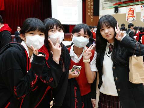 靜修學生與日本清林館高校學伴交流(圖片來源：臺北市政府教育局)