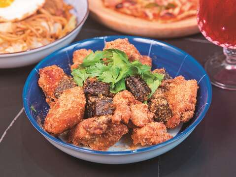 圖1-4 「台式花生粉豬血糕炸雞」將豬血糕與獨家調配的醬汁一同滷煮入味,搭配新鮮香菜與台灣花生粉,鹹香夠味。