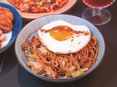 圖1-3 以日本炒麵醬炒香的「大阪深夜的屋台炒麵」,搭配荷包蛋享用,讓人食指大動。