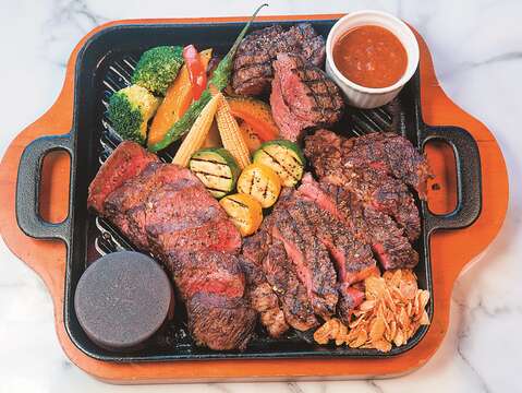 圖1-2 「炙烤牛排三重奏」將肉品外層烤到焦香酥脆，並鎖住鮮美肉汁。