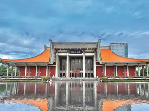 圖1-1 國父紀念館前門「映池」中的倒影,與建築相輝映。