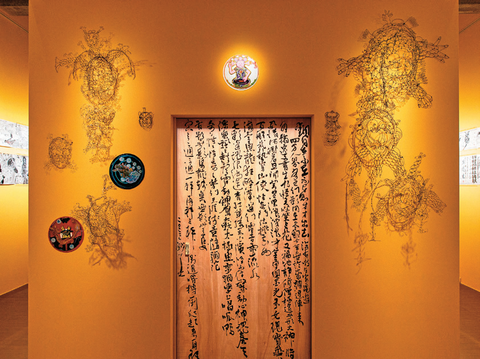 李俊陽的作品《七彩迷魂妙靈儀》以多組裝置作品組成,具濃厚的常民文化色彩。