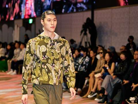 「Daniel Wong」10週年秋冬系列大秀結合AI技術與搖滾樂團「TRASH」的音樂，為觀眾帶來奇幻風格的時裝之旅。