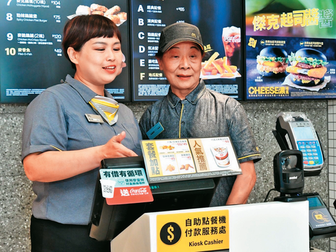 企業透過安排熟悉工作流程的員工擔任中高齡員工的工作夥伴,協助中高齡員工快速適應職場環境。