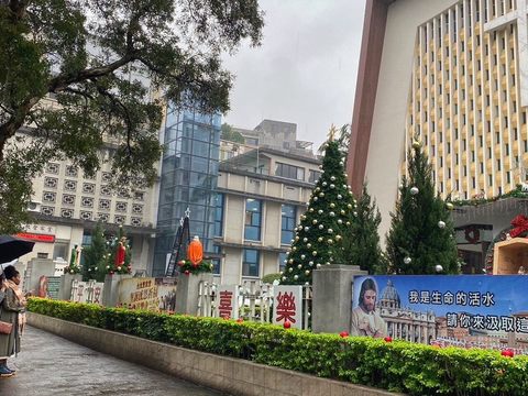 法國業者參訪位在「天堂路」的聖家堂，認為臺北教堂建築風格現代。(圖片來源：臺北市政府觀光傳播局)