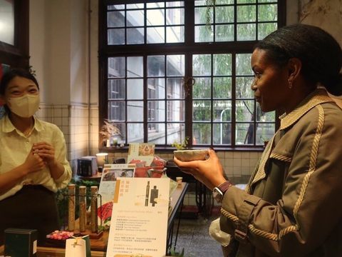 法國業者相當喜愛松山文創園區的文創商品，特別購買作為贈送家人的伴手禮。(圖片來源：臺北市政府觀光傳播局)
