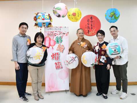 佛光山台北道場住持滿謙法師與彩繪民眾合照(圖片來源：佛光山台北道場)