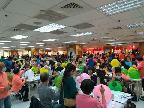 許多民眾一起參加燈籠彩繪活動(圖片來源：臺北市政府觀光傳播局)