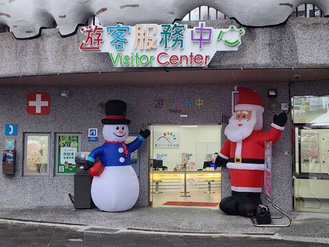遊客服務中心門口聖誕節裝飾(圖片來源：臺北大眾捷運股份有限公司)