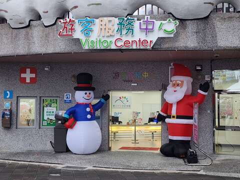 遊客服務中心門口聖誕節裝飾(圖片來源:臺北大眾捷運股份有限公司)