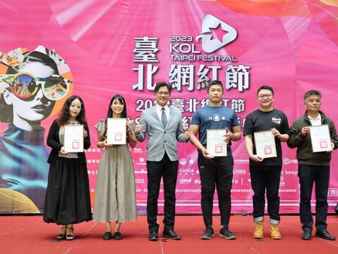 臺北市政府游適銘副秘書長頒發感謝狀予合作商圈店家(圖片來源：臺北市商業處)