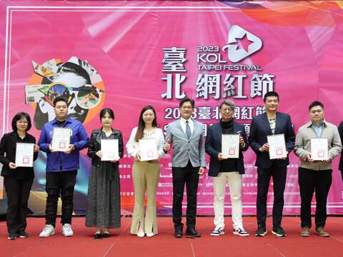 臺北市政府游適銘副秘書長頒發感謝狀予協辦企業(圖片來源：臺北市商業處)