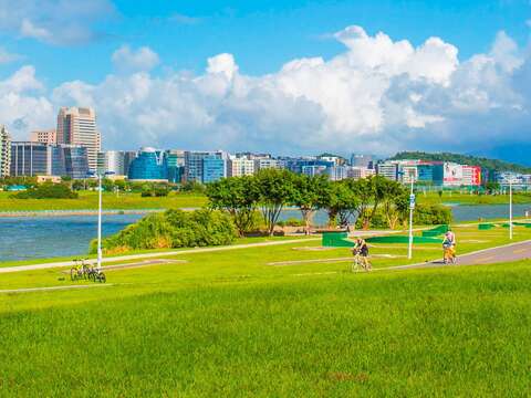 河濱公園是台北市民假日騎單車的最佳去處(圖片來源:臺北市政府工務局水利工程處)