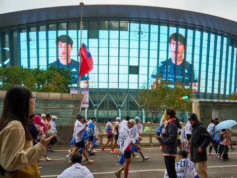 半馬完賽跑者途經小巨蛋抬頭可見楊俊瀚、李智凱等選手恭喜完賽的影片(圖片來源:臺北市政府體育局)