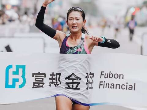 半程馬拉松女子組冠軍羅映潮(圖片來源：臺北市政府體育局)