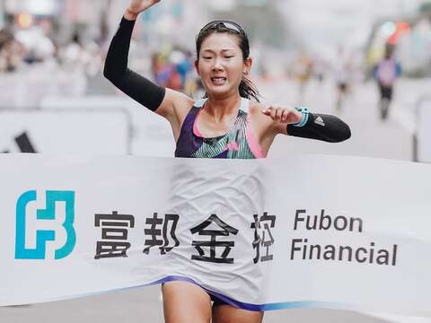半程馬拉松女子組冠軍羅映潮(圖片來源:臺北市政府體育局)