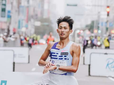 半程馬拉松男子組冠軍周庭印(圖片來源:臺北市政府體育局)