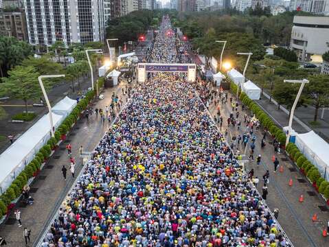 2023臺北馬拉松17日登場,儘管天寒細雨仍不滅2.8萬名參賽跑者滿滿衝勁(圖片來源:臺北市政府體育局)