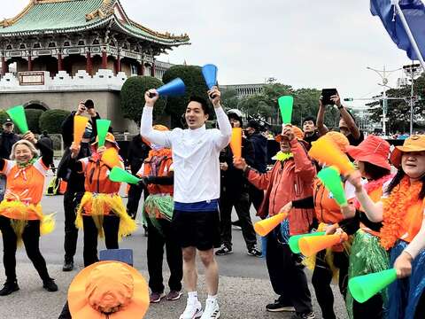 蔣萬安市長為跑者們加油(圖片來源：臺北市政府體育局)