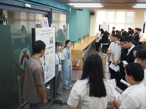 日本同學發表論文，台灣同學聆聽且發問(圖片來源：臺北市政府教育局)